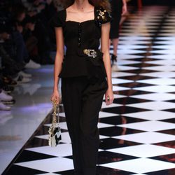Vestido negro con cintura remarcada de Dolce&Gabbana en la FW de Milán para otoño/invierno 2016/2017