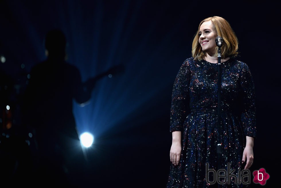 Adele arranca su gira en Belfast con vestido de Burberry