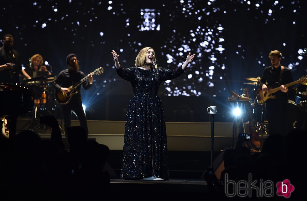Adele da comienzo a su gira 29016 vestida por Burberry