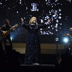 Adele da comienzo a su gira 29016 vestida por Burberry
