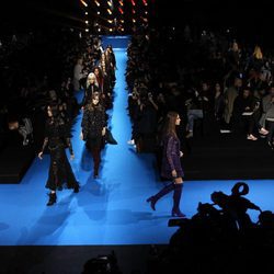 Carrusel final en el desfile Elie Saab en Paris Fashion Week otoño/invierno 2016/2017