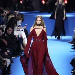 Vestido rojo con escote cruzado y mangas caídas de Elie Saab en el desfile Paris Fashion Week otoño/invierno 2016/2017
