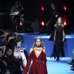 Vestido rojo con escote cruzado y mangas caídas de Elie Saab en el desfile Paris Fashion Week otoño/invierno 2016/2017