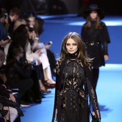 Vestido negro lunar y costuras de flecos de Elie Saab en el desfile Paris Fashion Week otoño/invierno 2016/2017