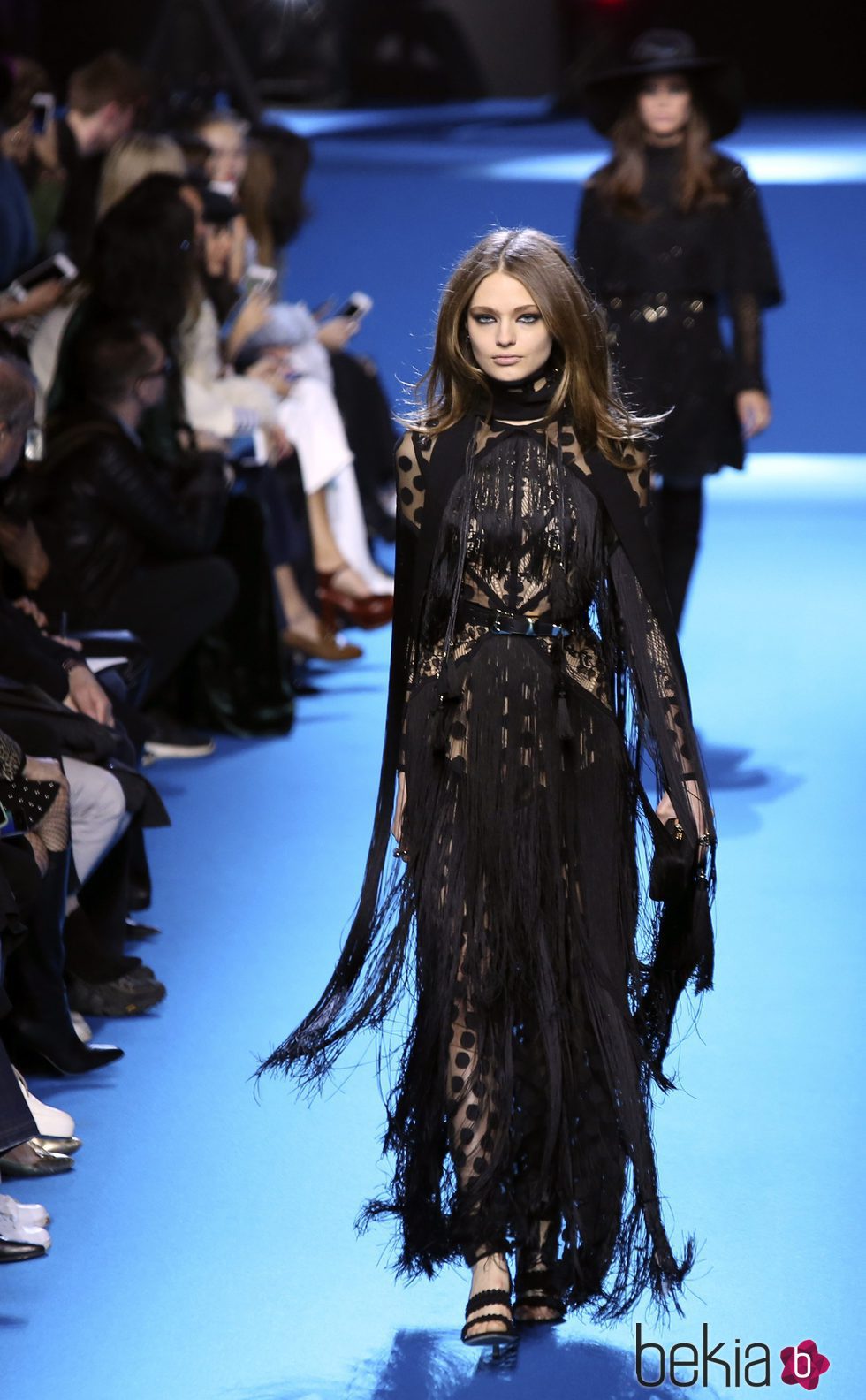 Vestido negro lunar y costuras de flecos de Elie Saab en el desfile Paris Fashion Week otoño/invierno 2016/2017