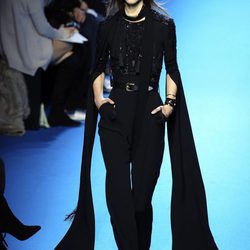 Peto negro con detalles de lentejuelas y transparencias Elie Saab en el desfile Paris Fashion Week otoño/invierno 2016/2017