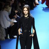 Peto negro con detalles de lentejuelas y transparencias Elie Saab en el desfile Paris Fashion Week otoño/invierno 2016/2017