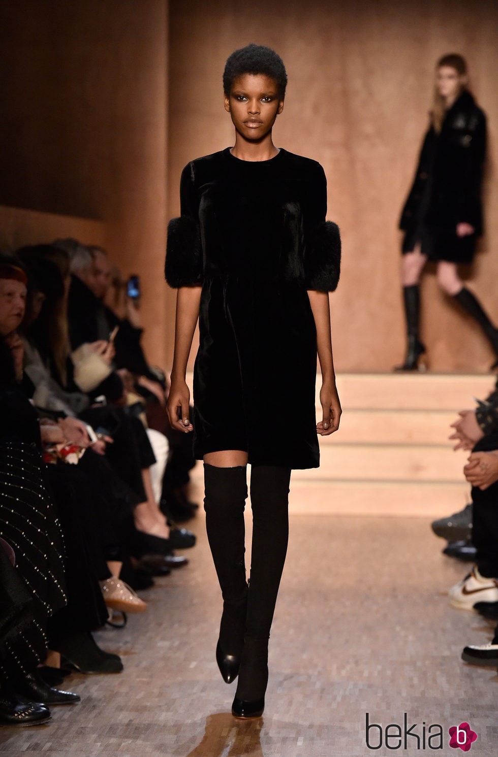 Vestido negro terciopelo de Givenchy en Paris Fashion Week otoño/invierno 2016/2017