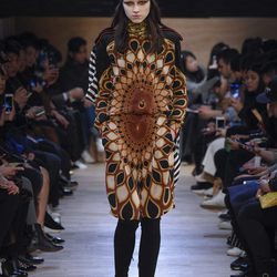 Vestido con estampado geométrico de Givenchy en Paris Fashion Week otoño/invierno 2016/2017