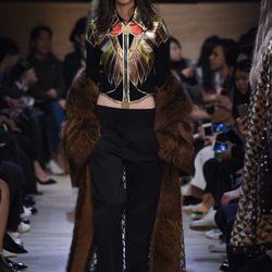 Conjunto pantalón, top y abrigo de cola con transparencias de Givenchy en Paris Fashion Week otoño/invierno 2016/2017