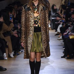 Conjunto de vestido estampado geométrico y abrigo con estampado 'animal print' de Givenchy en Paris Fashion Week otoño/invierno 2016/2017