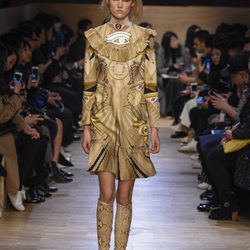 Vestido con escote con volantes y estampado aires egipcios de Givenchy en Paris Fashion Week otoño/invierno 2016/2017