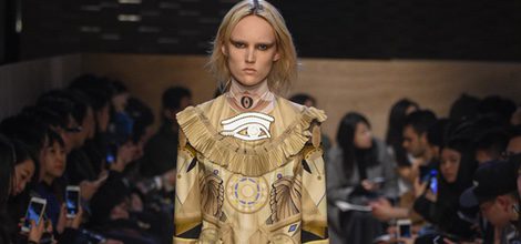 Vestido con escote con volantes y estampado aires egipcios de Givenchy en Paris Fashion Week otoño/invierno 2016/2017
