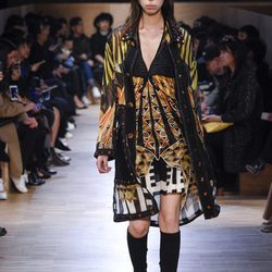 Vestido combinación tribal y estampados egipcios de Givenchy en Paris Fashion Week otoño/invierno 2016/2017