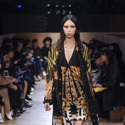 Vestido combinación tribal y estampados egipcios de Givenchy en Paris Fashion Week otoño/invierno 2016/2017