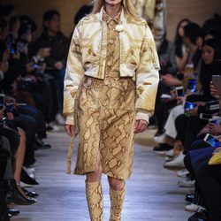 Conjunto vestido y torera en ocre 'animal print' snake de Givenchy en Paris Fashion Week otoño/invierno 2016/2017