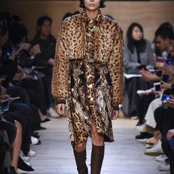 Conjunto vestido y torera combinación 'animal print' snake y leopardo de Givenchy en Paris Fashion Week otoño/invierno 2016/2017