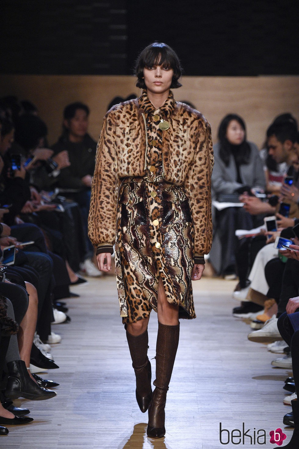 Conjunto vestido y torera combinación 'animal print' snake y leopardo de Givenchy en Paris Fashion Week otoño/invierno 2016/2017