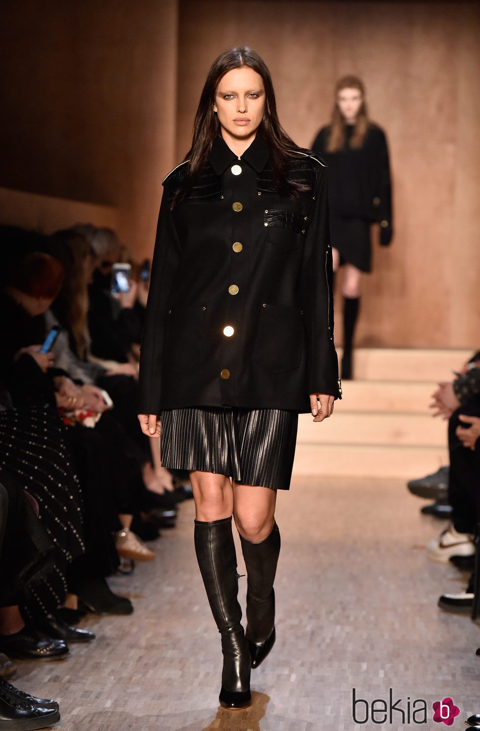 Conjunto vestido y chaqueta en negro de Givenchy en Paris Fashion Week otoño/invierno 2016/2017