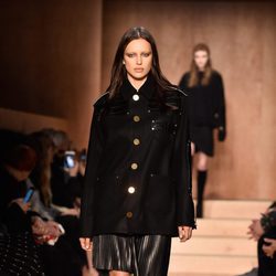 Conjunto vestido y chaqueta en negro de Givenchy en Paris Fashion Week otoño/invierno 2016/2017