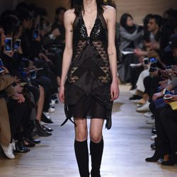 Vestido negro con escote en pico con transparencias de Givenchy en Paris Fashion Week otoño/invierno 2016/2017