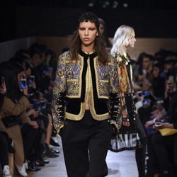 Conjunto chaqueta y pantalón en tonos dorados y negros de Givenchy en Paris Fashion Week otoño/invierno 2016/2017