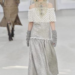 Vestido gris perla de la colección otoño/invierno 2016/2017 de Chanel en Paris Fashion Week