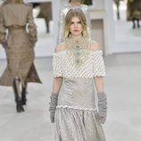 Vestido gris perla de la colección otoño/invierno 2016/2017 de Chanel en Paris Fashion Week