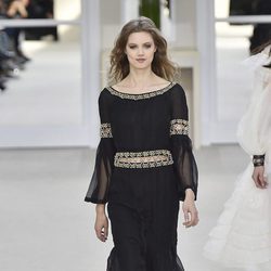 Vestido negro de la colección otoño/invierno de Chanel en la Paris Fashion Week 2016/2017
