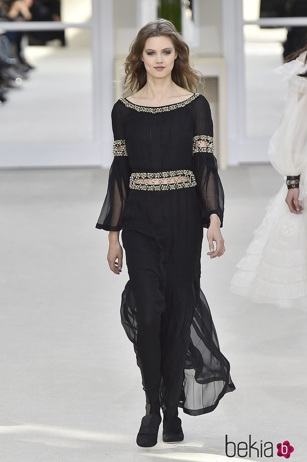 Vestido negro de la colección otoño/invierno de Chanel en la Paris Fashion Week 2016/2017