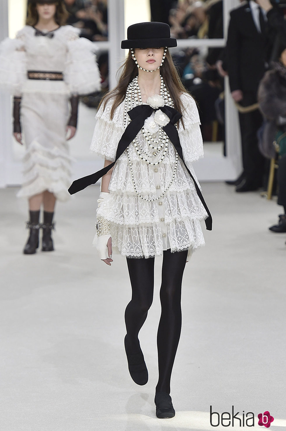 Vestido de cancán en la Fashion Week de Paris con su coleccion otoño/invierno 2016-17