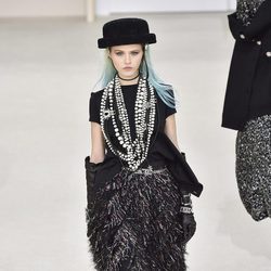 Vestido negro con plumas de Chanel en la Fashion Week de Paris 2016/17 coleccion otoño/invierno