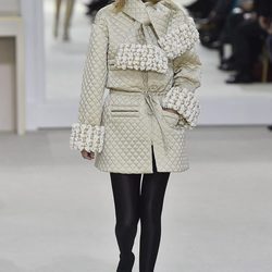 Gigi Hadid desfilando para Chanel en la Paris Fashion Week presentando su coleccion otoño/invierno  2016-17