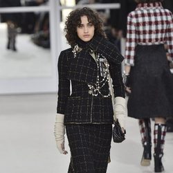 Look total black de Chanel en la Paris Fashion Week con la coleccion otoño/invierno 2016-2017