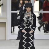 Vestido negro largo de la colección otoño/invierno de Chanel en la Paris Fashion Week 2016-2017
