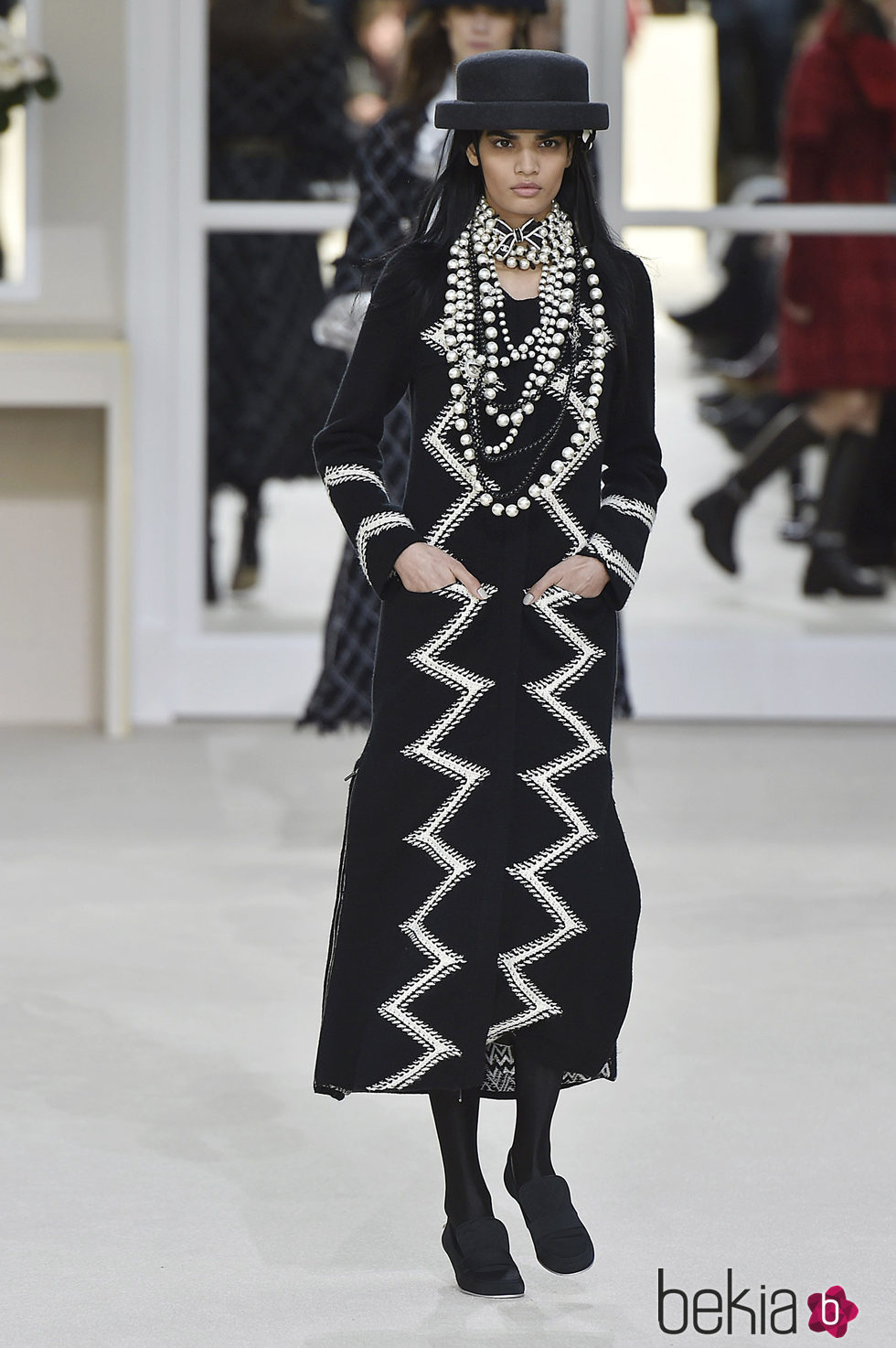 Vestido negro largo de la colección otoño/invierno de Chanel en la Paris Fashion Week 2016-2017