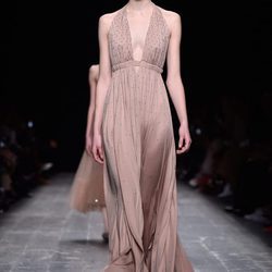 Vestido color nude con escote en V de la coleccion otoño/invierno de Valentino para Paris Fashion Week 2016