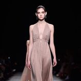 Vestido color nude con escote en V de la coleccion otoño/invierno de Valentino para Paris Fashion Week 2016