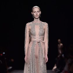 Vestido color nude transparente con pedreria de la coleccion otoño/invierno de Valentino para la Paris Fashion Week 2016-17