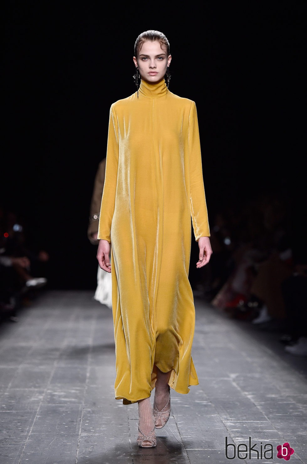 Vestido amarillo vaporoso de la coleccion otoño/invierno de Valentino para la Paris Fashion Week 2016/17