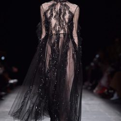 Vestido negro transparente con pedreria de la coleccion otoño/invierno de Valentino para la Paris Fashion Week 2016/17