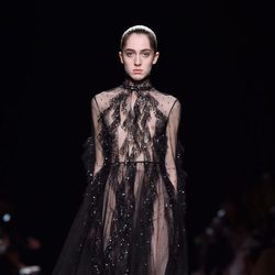 Vestido negro transparente con pedreria de la coleccion otoño/invierno de Valentino para la Paris Fashion Week 2016/17
