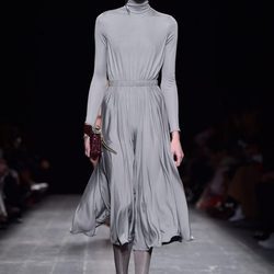 Vestido gris con cuello alto ceñido a la cintura de la coleccion otoño/invierno 2016-2017 de Valentino para la Paris Fashion Week