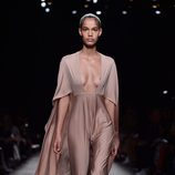 Vestido color nude con pronunciado escote hasta la cintura de la coleccion otoño/iniverno 2016-2017 de Valentino para la Paris Fashion Week