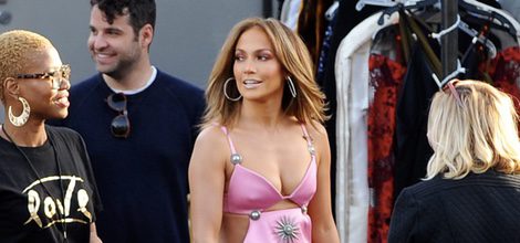 Jennifer Lopez con un vestido lencero de Fausto Puglisi en Los Angeles