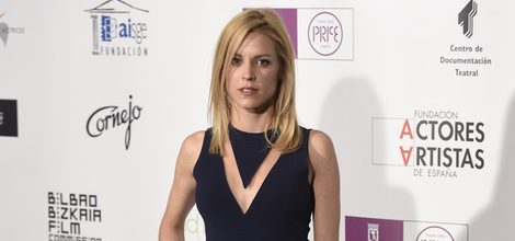 Maggie Civantos con un vestido azul noche en los Premios de la Unión de Actores 2016