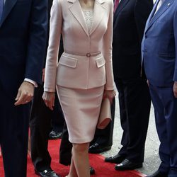 La Reina Letizia en Puerto Rico con traje de falda rosa cuarzo