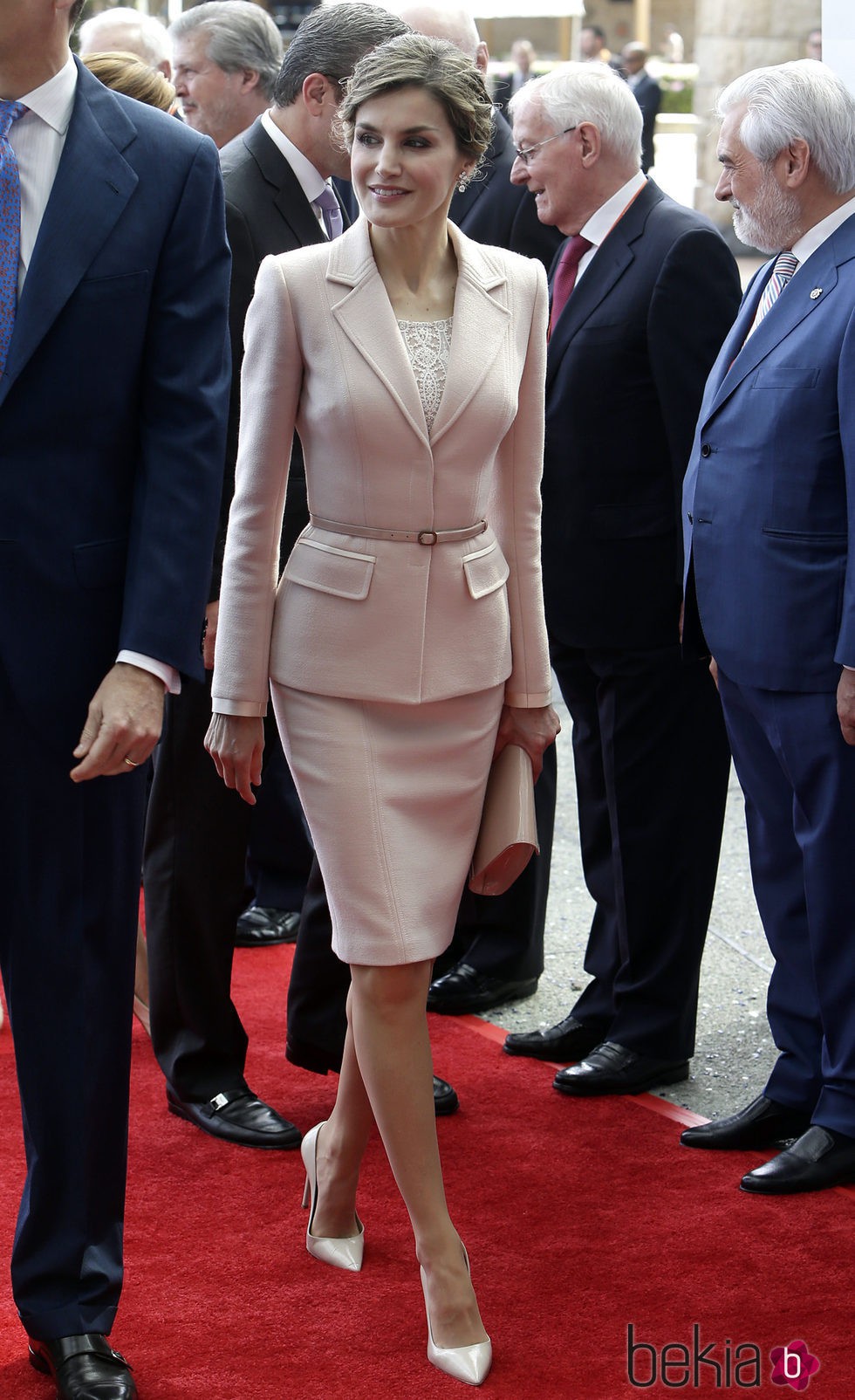 La Reina Letizia en Puerto Rico con traje de falda rosa cuarzo
