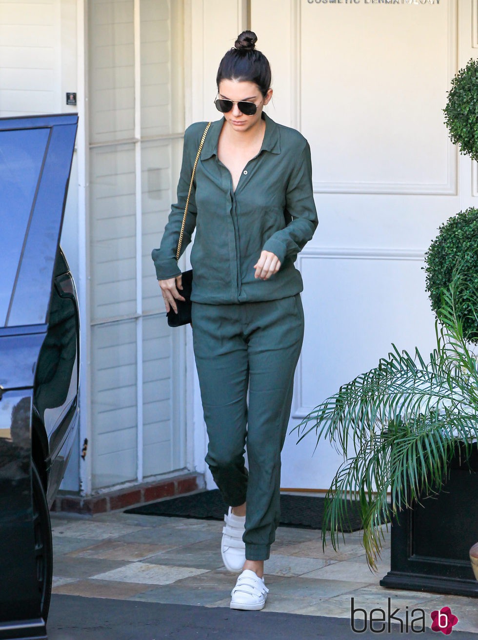 Kendall Jenner con un mono verde en Los Angeles 2016