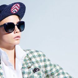 Cara Delevingne con unas gafas de sol de la colección Chanel 2016